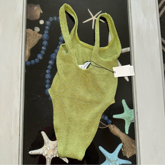 Bond-Eye Mara One Piece - Picture 2 of 3